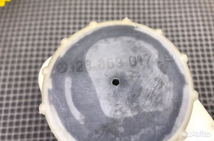 Бачок омывателя заднего стекла Mercedes-Benz S124