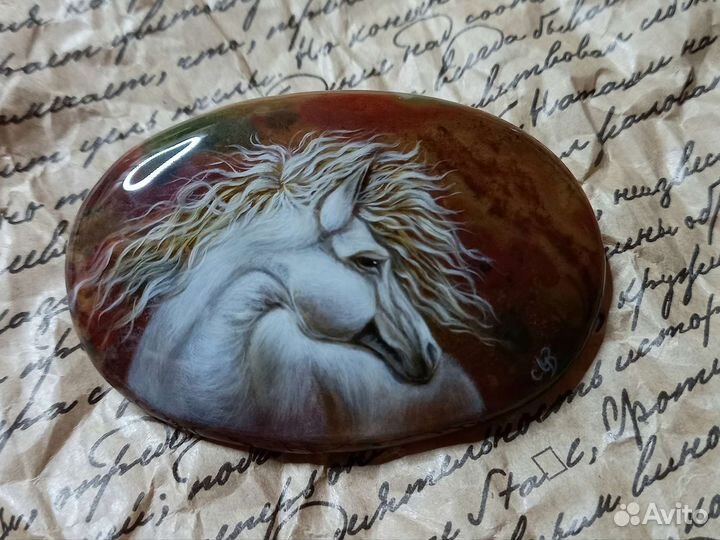 Кабошон из гелиотропа с росписью