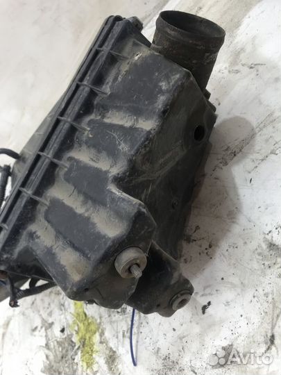 Корпус воздушного фильтра Nissan Bluebird