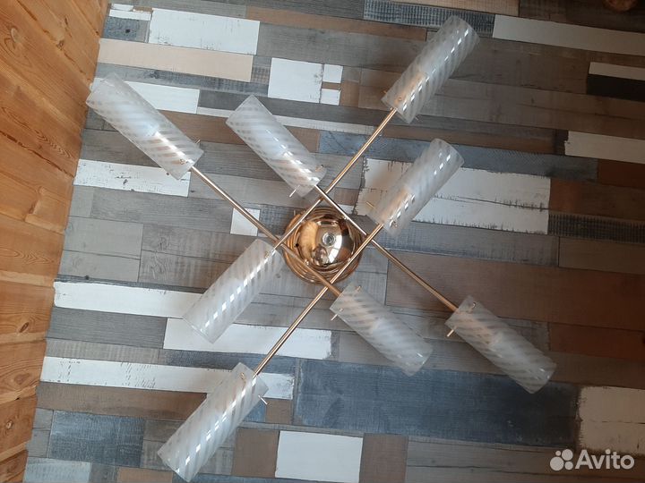 Кухонный стол, люстра, межкомнатные двери