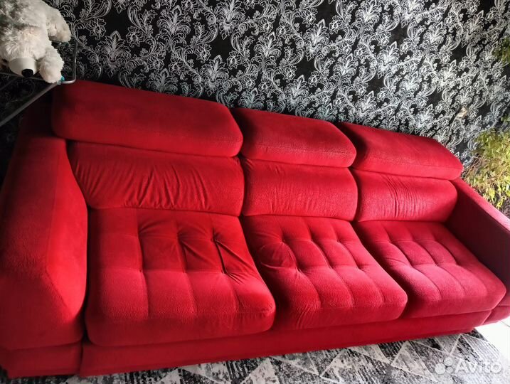 Диван красный
