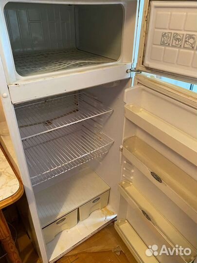 Продам старый холодильник двухкамерный