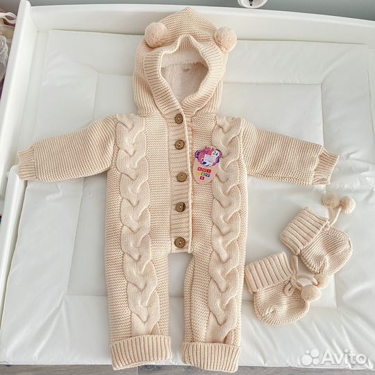 Вязаный комбинезон для новорожденного