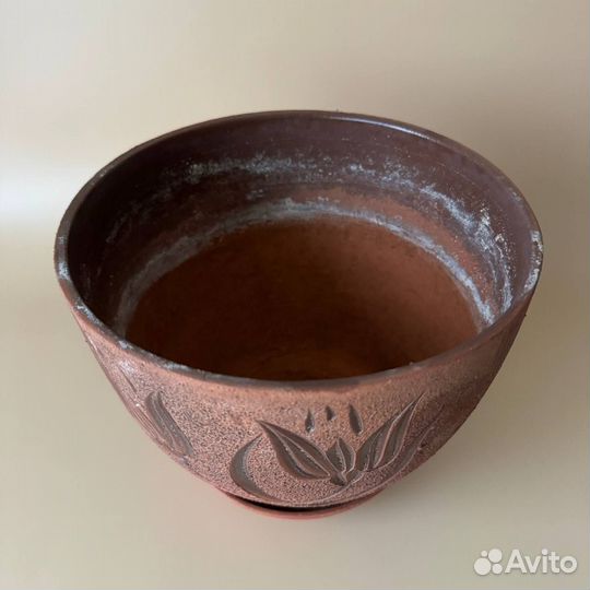 Керамический цветочный горшок коричневого цвета