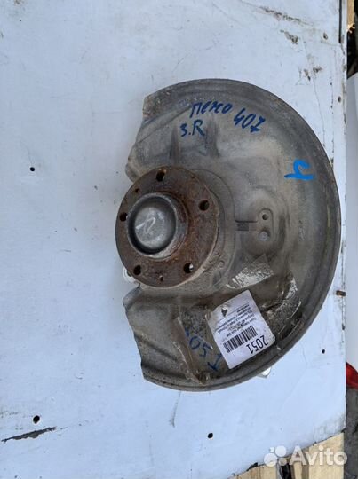 Кулак задний правый peugeot 407