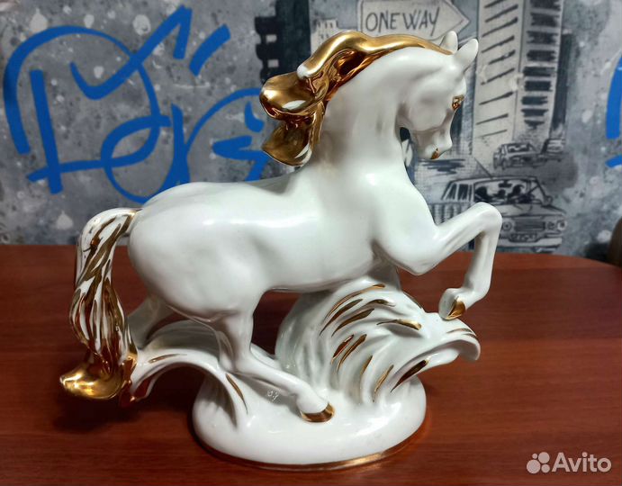 Фарфоровая Статуэтка 