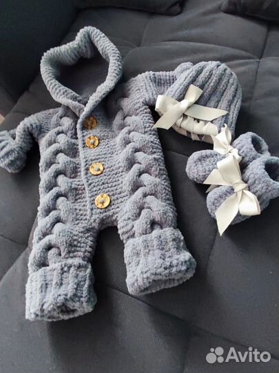 Вязаный комбинезон для новорожденного