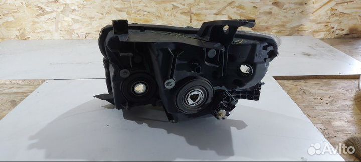 Фара галогеновая передняя правая Mitsubishi Pajero