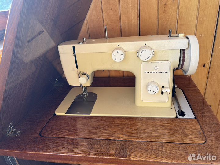 Швейная машина Чайка 142м