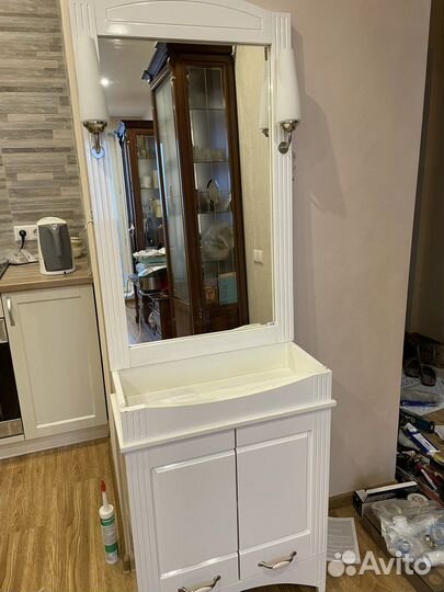 Тумбочка с зеркалом