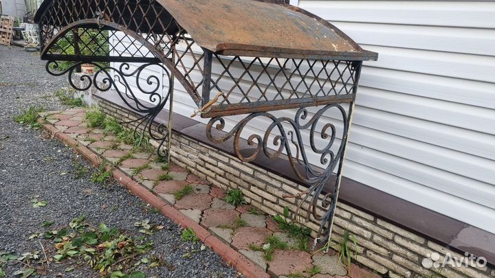 Козырек над дверью