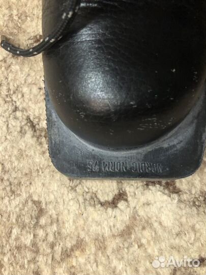 Лыжные ботинки 36-37 размер и лыжи с палками