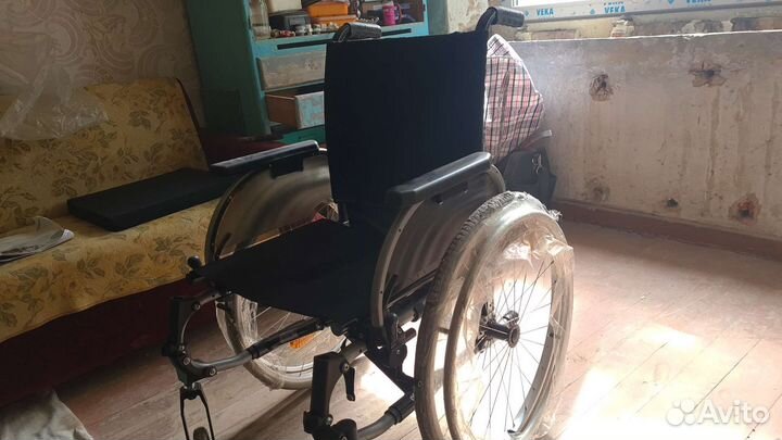 Кресло-коляска для инвалидов с ручным приводом
