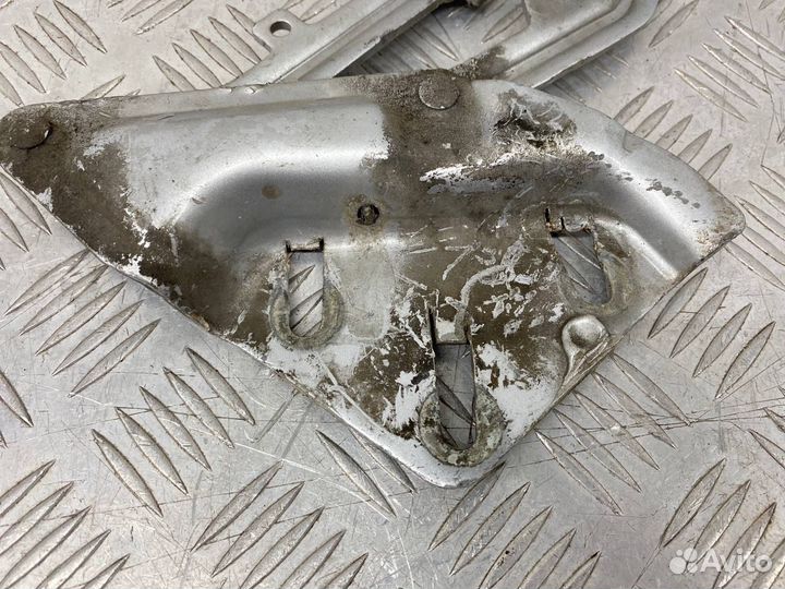 Б/У петля капота правый Volkswagen Touareg 7L6 AXQ