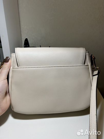 Сумку guess, беж, через плечо, с пыльником, биркой