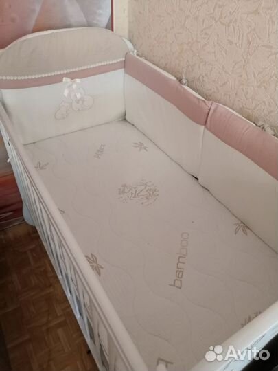 Детская кроватка с маятником