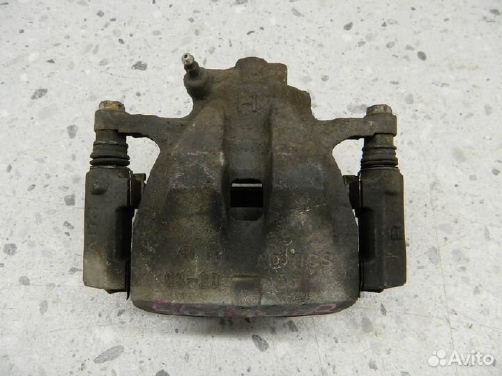 Суппорт передний правый Toyota Camry