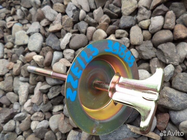 Крепление запасного колеса Toyota Corolla Fielder