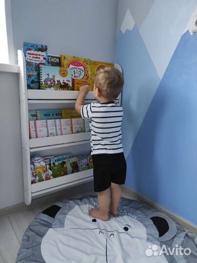 Книжная полка Монтессори