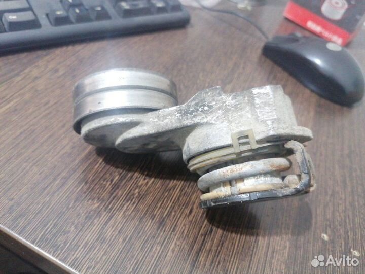 Натяжной ролик поликлиновой ремень Opel Astra H