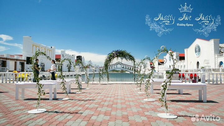 Арка свадеб с воротами и двумя верхами стойки стол