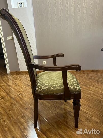 Обеденный стол и стулья (комплект)