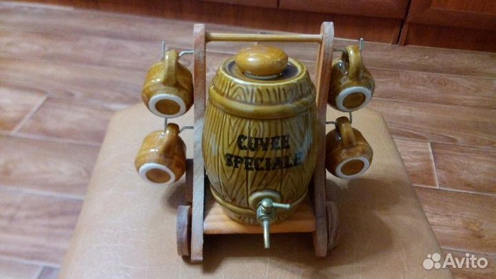 Бочка с кружками