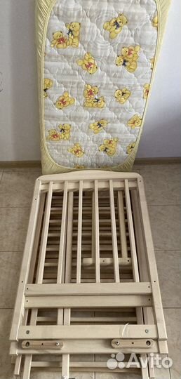 Детская кроватка с маятником