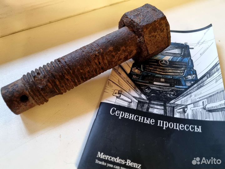 Большой и толстый ложить болт