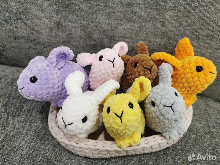 Кролик вязаная игрушка из плюшевой пряжи