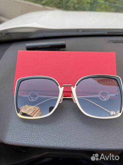 Солнцезащитные очки fendi