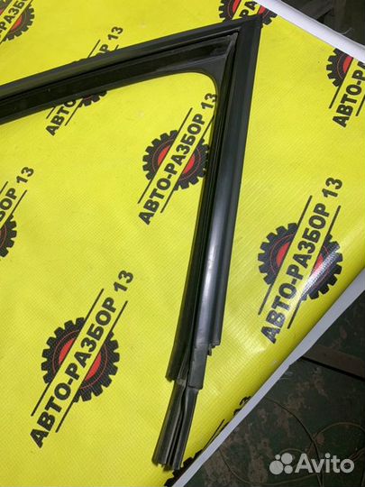 Уплотнитель стекла передний левый Vw Polo 5 1.6