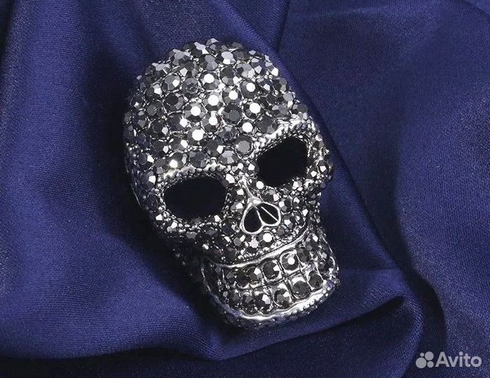 Брошь значок череп