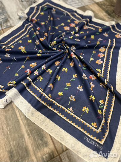 Платок шерстяной тонкий Valentino синий с цветами