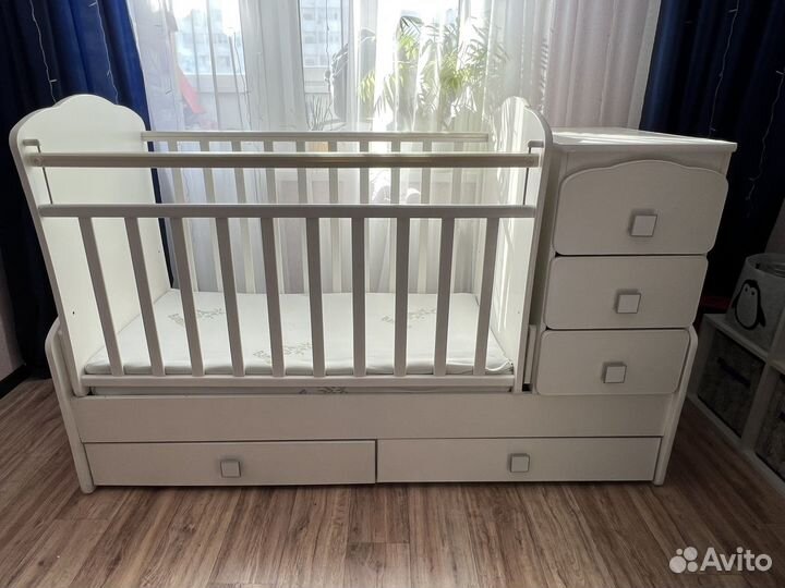 Детская кроватка с маятником белая