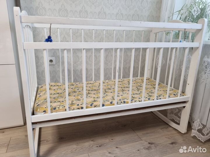 Детская кроватка с маятником