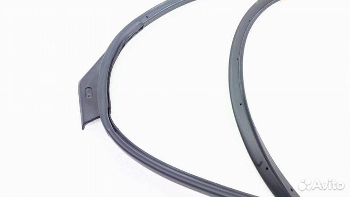 Уплотнитель двери передний правый Hyundai Sonata