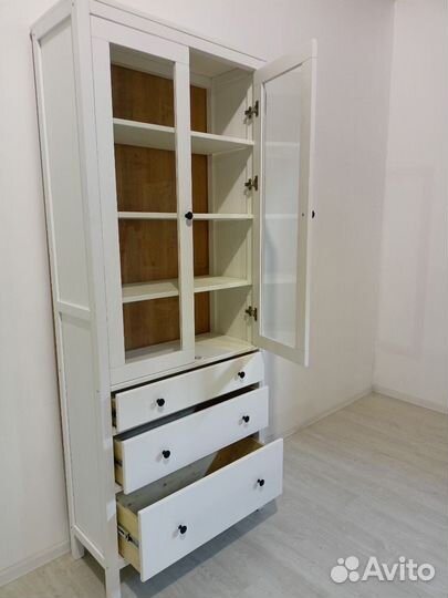 Шкаф-витрина новый