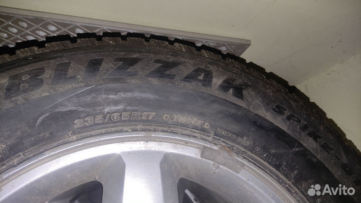 Bridgestone Blizzak Spike-01 235/65 R17