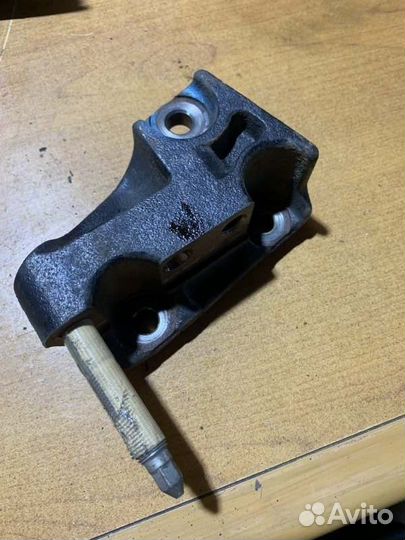 Кронштейн подушки двс правый Toyota Camry V40