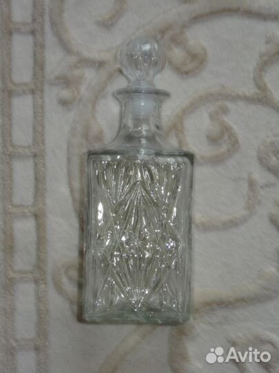 Стеклянные банки и графинчики