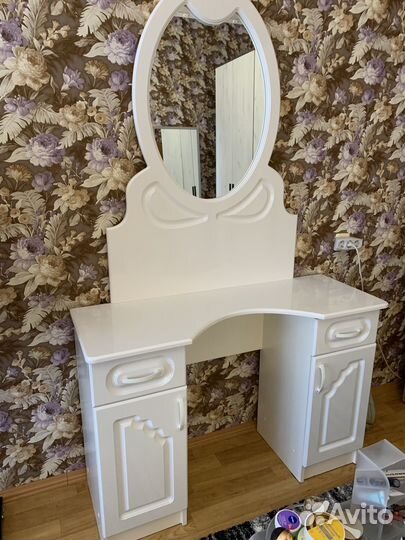 Туалетный столик с зеркалом белый
