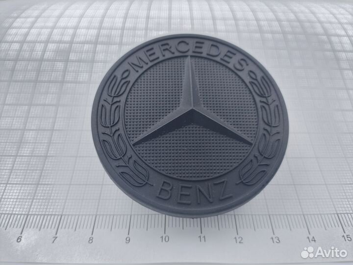 Эмблема на капот mercedes w204