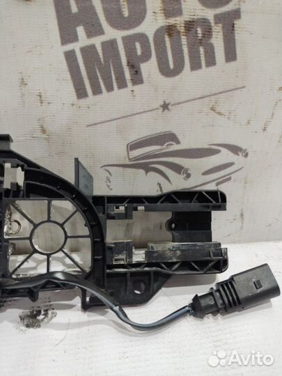 Кронштейн ручки двери задний левый Volkswagen