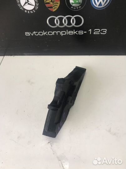 Уплотнитель крыла передний правый Audi A5 8T cala