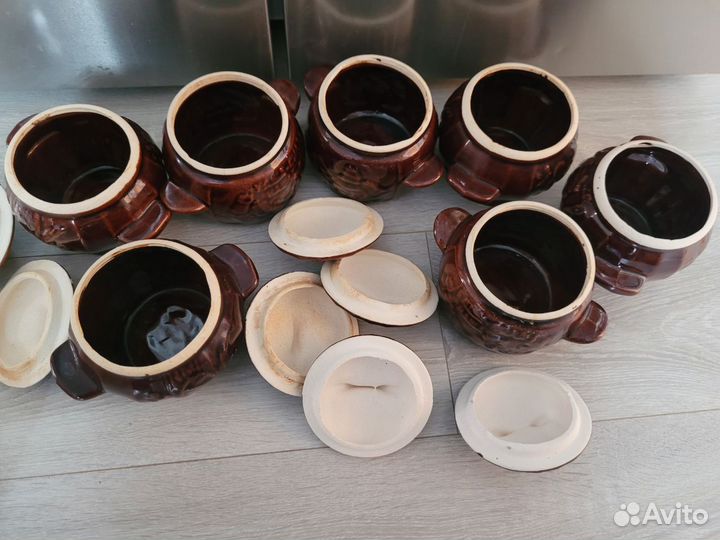 Керамические горшки и стопки