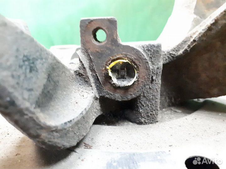 Кулак поворотный передний правый Nissan Cefiro A32