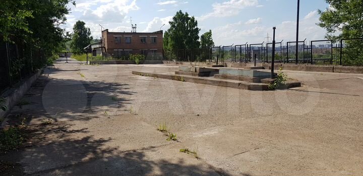 Открытая площадка,1000 м² с помещениями и краном