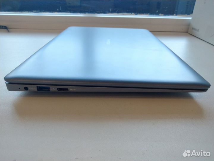 Новый тонкий стильный ноутбук