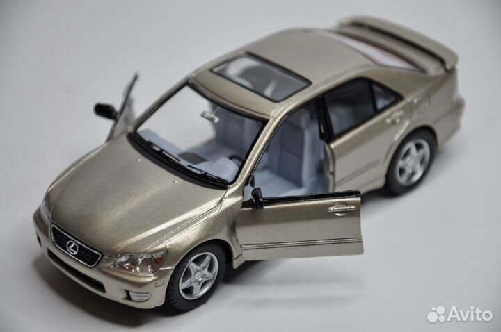 Модель автомобиля Lexus IS300 металл